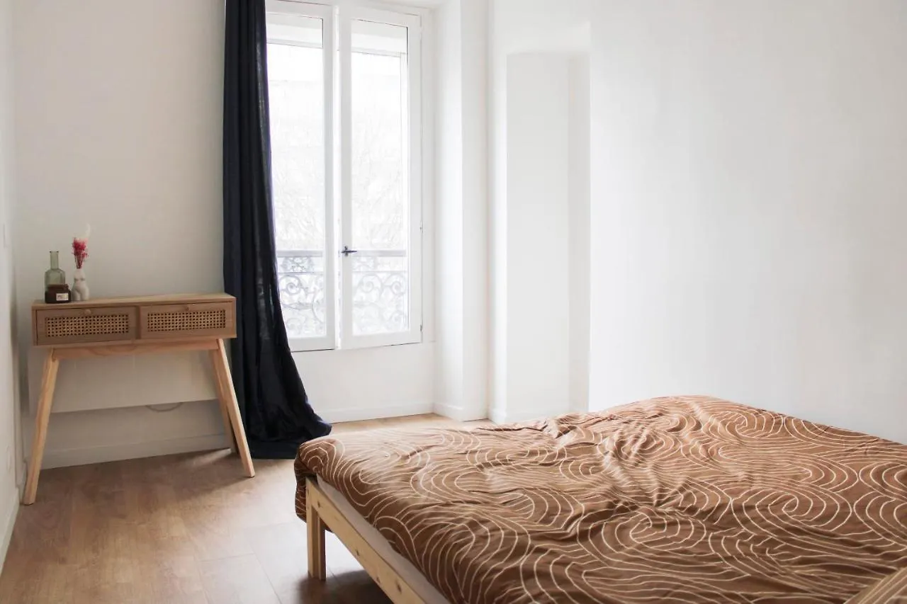 New And Crossing Nest Near Parc De La Villette Paris France